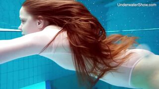 Redhead Simonna Showing her Body Underwater