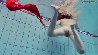 Hot Naked Girls Underwater in the Pool