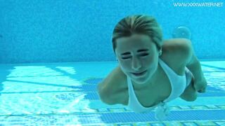 Hot US Blondie Lindsay Cruz Swims Naked in the Pool